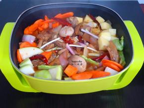 锅底做好，放入自己喜欢的食材：杏鲍菇、胡萝卜、葫芦瓜、土豆等煮熟即可；