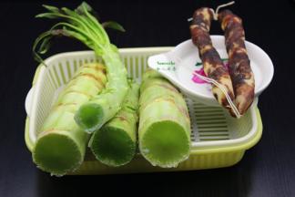 准备食材：莴笋、腊肠；