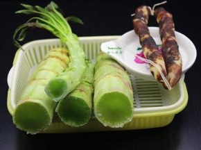 准备食材：莴笋、腊肠；