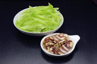 莴笋去皮，洗净，切好；腊肠切片；
