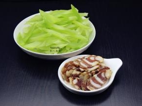 莴笋去皮，洗净，切好；腊肠切片；