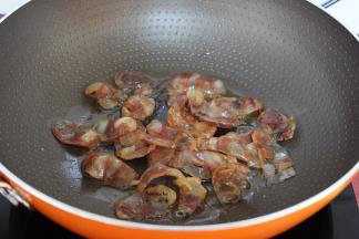 热锅，倒油橄榄油，小火煸香腊肠至熟，起锅；