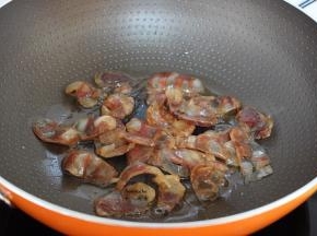 热锅，倒油橄榄油，小火煸香腊肠至熟，起锅；