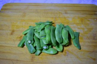 豆角去筋，洗净，掰成寸段
