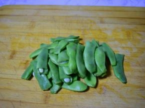 豆角去筋，洗净，掰成寸段