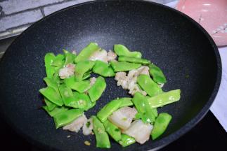 再加入豆角，大火炒两分钟。
