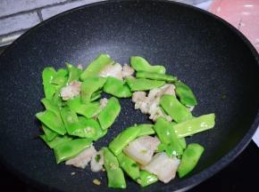 再加入豆角，大火炒两分钟。