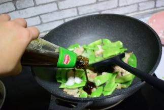 加蚝油，老抽，生抽，炒匀