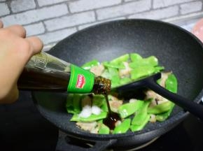 加蚝油，老抽，生抽，炒匀