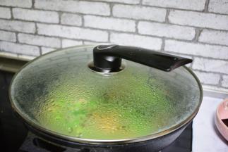 加入水，大火烧开