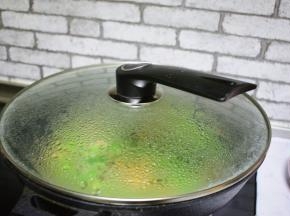 加入水，大火烧开