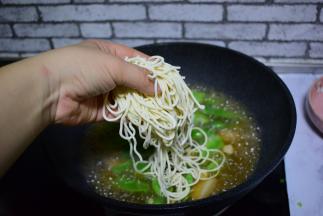加入面条，中火加盖焖15分钟