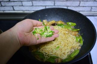 加入葱姜蒜各五克