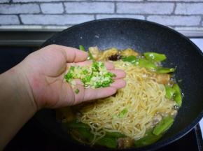 加入葱姜蒜各五克
