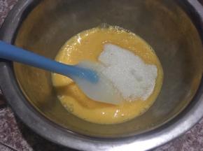 鸡蛋加入白糖搅拌均匀