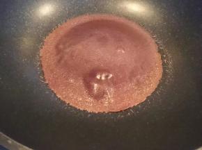 不粘锅小火，倒入一勺面糊，小火煎起泡后翻面再10秒，捞出晾凉