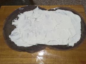 两张面皮小部分重叠，加入打发好的奶油