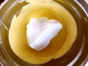 烤箱预热160度，将打发好的蛋白分次加入到奶酪糊中翻拌均匀