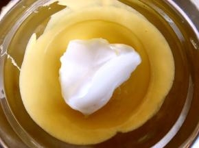 烤箱预热160度，将打发好的蛋白分次加入到奶酪糊中翻拌均匀