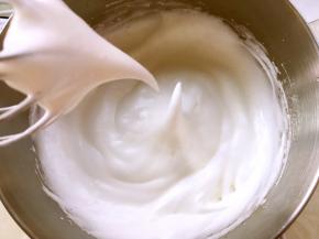 蛋白加几滴柠檬汁，分次加入砂糖打发至湿性发泡，打蛋器提起有个长长的尖，但不滴下来