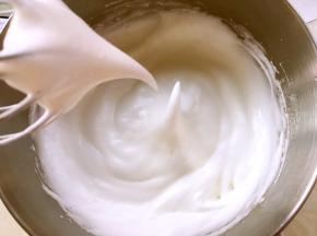 蛋白加几滴柠檬汁，分次加入砂糖打发至湿性发泡，打蛋器提起有个长长的尖，但不滴下来