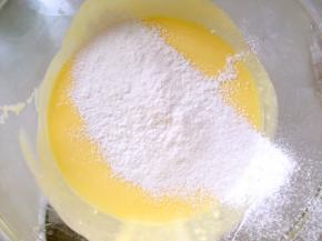 过筛低筋面粉，翻拌均匀