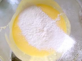 过筛低筋面粉，翻拌均匀