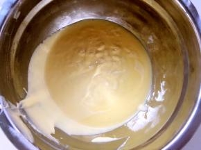 过筛后的奶酪糊特别细腻，盖保鲜膜冰箱冷藏20分钟