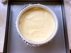 烤盘内加入冷水，模具包裹上一层锡纸入烤箱150副烤30分钟转130度烤30分钟