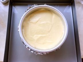 烤盘内加入冷水，模具包裹上一层锡纸入烤箱150副烤30分钟转130度烤30分钟