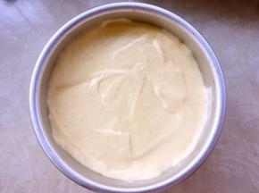 将翻拌好的面糊倒入模具内，用刮刀将表面划平正