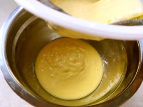 将搅拌好的奶酪糊过筛一遍