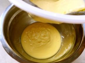 将搅拌好的奶酪糊过筛一遍