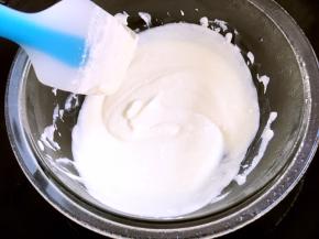 隔水加热至黄油融化，搅拌均匀