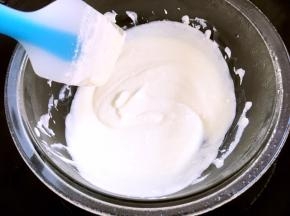 隔水加热至黄油融化，搅拌均匀