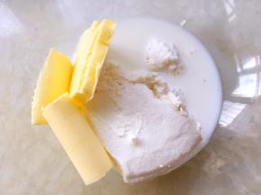 牛奶加奶酪跟黄油放在容器内