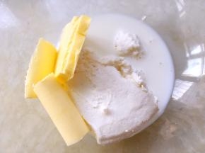 牛奶加奶酪跟黄油放在容器内