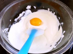 分离鸡蛋，蛋白打至干净的容器，蛋黄一个一个的加入到奶酪糊中