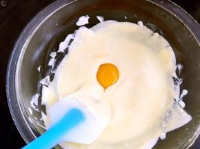 加入一颗蛋黄搅拌均匀后再加入第二颗
