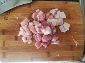 前腿肉切成块。