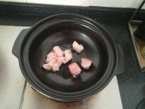 砂锅放油。放入肥肉部分煸出油脂。