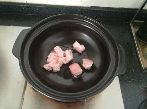 砂锅放油。放入肥肉部分煸出油脂。