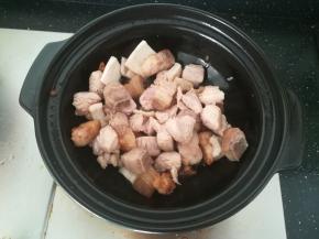 加入瘦肉部分翻炒，瘦肉变白了。