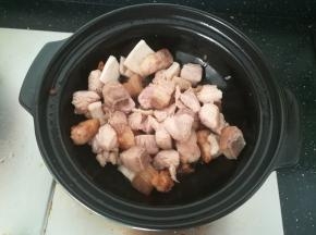 加入瘦肉部分翻炒，瘦肉变白了。