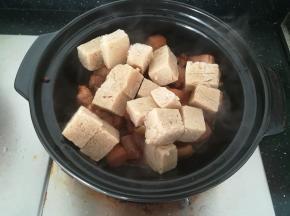 加入冻豆腐，小火炖煮半个小时。