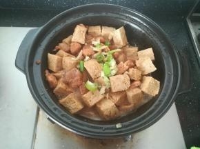 加入葱姜。继续炖煮15分钟，翻炒均匀。