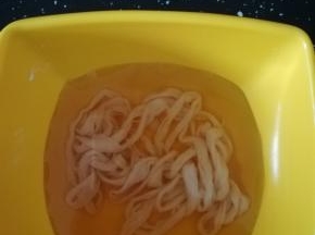 羊肠衣用水轻轻冲洗，然后清水中加入料酒，羊肠衣浸泡30分钟。