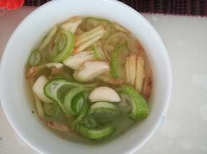 葱姜蒜切片，倒入100g清水，浸泡20分钟。