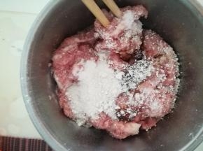 加入蚝油，六月鲜，料酒，加入淀粉