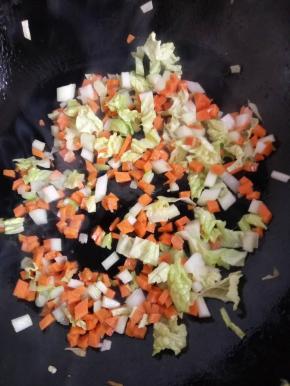 热锅入油放入蔬菜丁翻炒